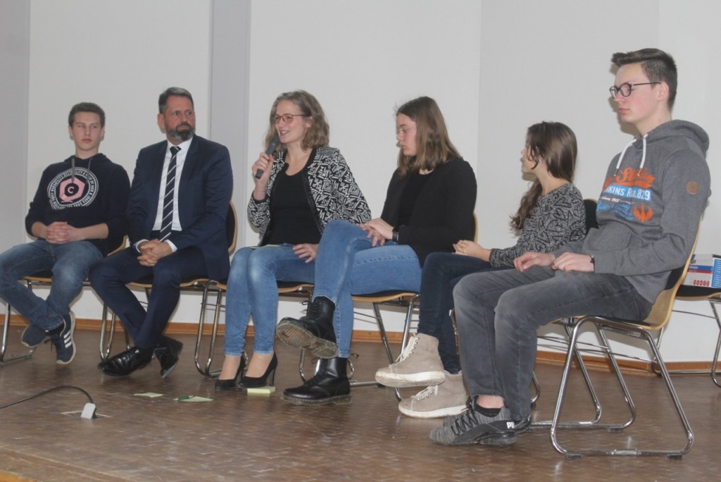 Teilnehmerinnen, Teilnehmer und Moderatorin der Podiumsdiskussion