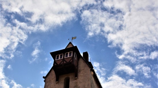 Der Turm des Bad Gandersheimer Rathauses ragt in den Himmel
