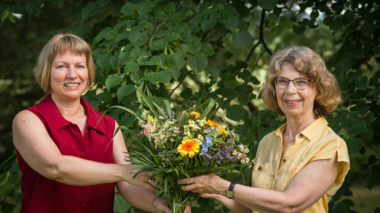 Anja Görlach gratuliert Franziska Schwarz mit einem Blumenstrauß zur erfolgreichen Nominierung als Bürgermeisterkandidatin