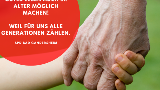 Symbolbild: Eine Hand eines Kindes hält die Hand eines älteren Menschen