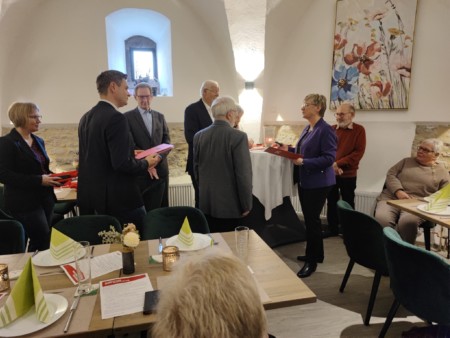 Das Bild zeigt Frauke Heiligenstadt bei der Ehrung langjähriger Mitglieder