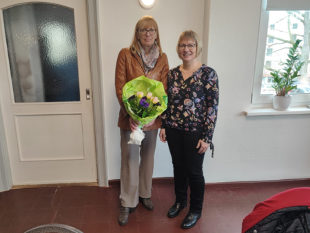 Zu sehen sind Anja Görlach und Astrid Steinhoff mit einem Blumenstrauß als Zeichen des Danks.