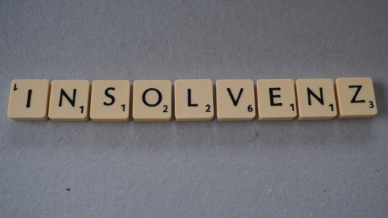 Gelegte Srabble-Buchstaben ergeben das Wort "Insolvenz"
