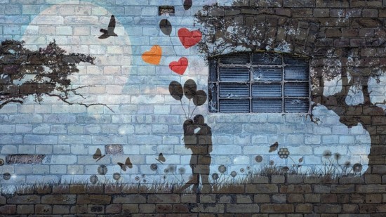 Eine Hauswand ist mit Graffiti-Kunst bemalt