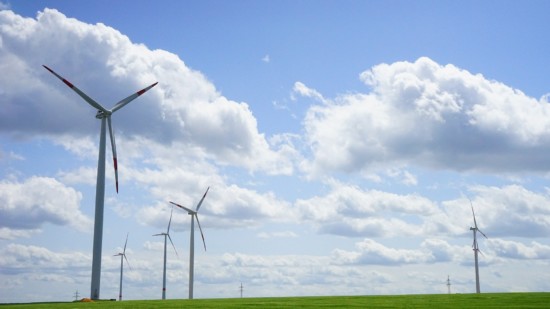 Das Bild zeigt mehrere Windräder