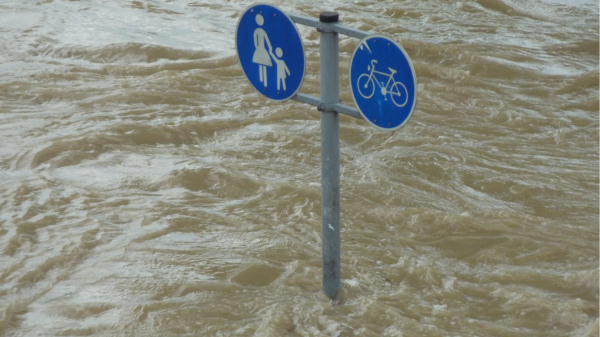 Das Symbolbild zeigt eine überflutete Straße